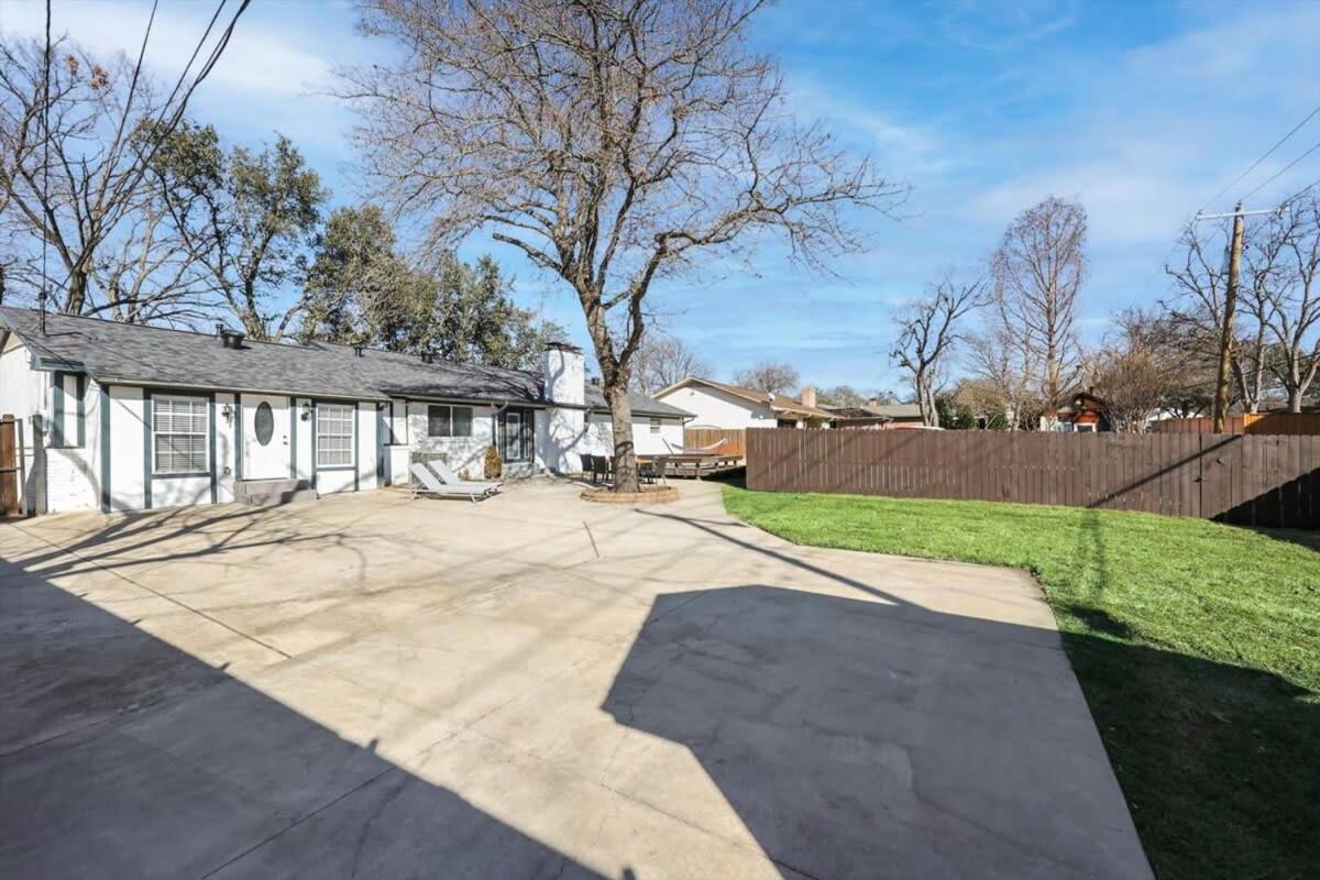 Stunning Dallas Home W Beautiful Yard Big Groups Exterior photo